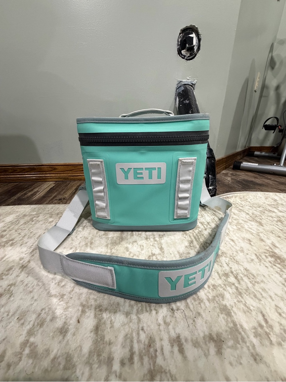YETI Hopper 8 Soft Cooler Bag - DISCONTINUED Seafoam Green w/ detachable strap